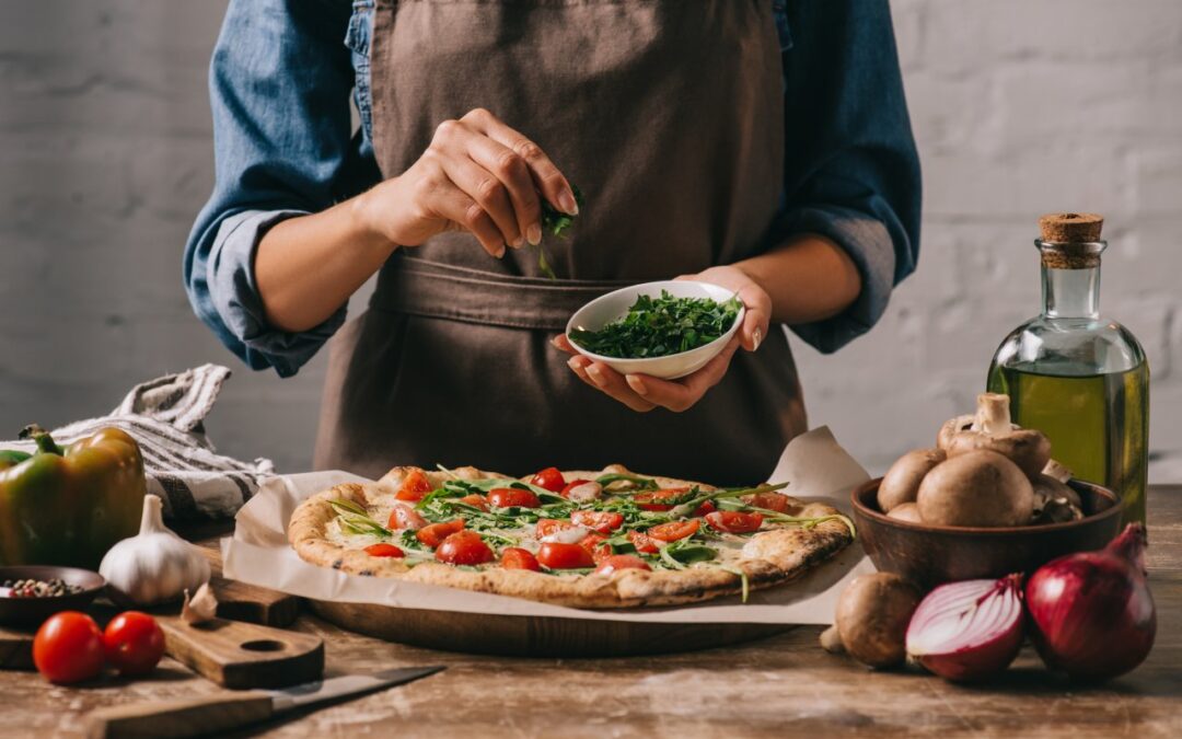 Zioła do domowej pizzy. Jak łączyć świeże liście i suszone przyprawy z dodatkami?