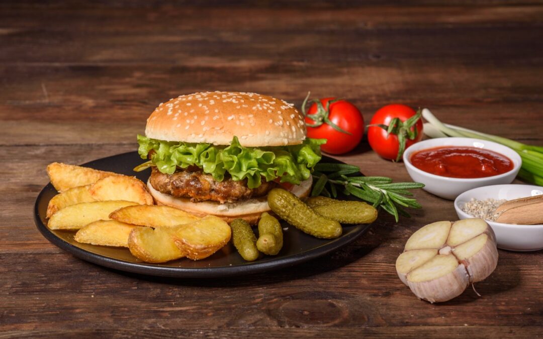 Burgery domowe. Jak przygotować kotlety, sosy i dodatki do wspólnej kolacji?