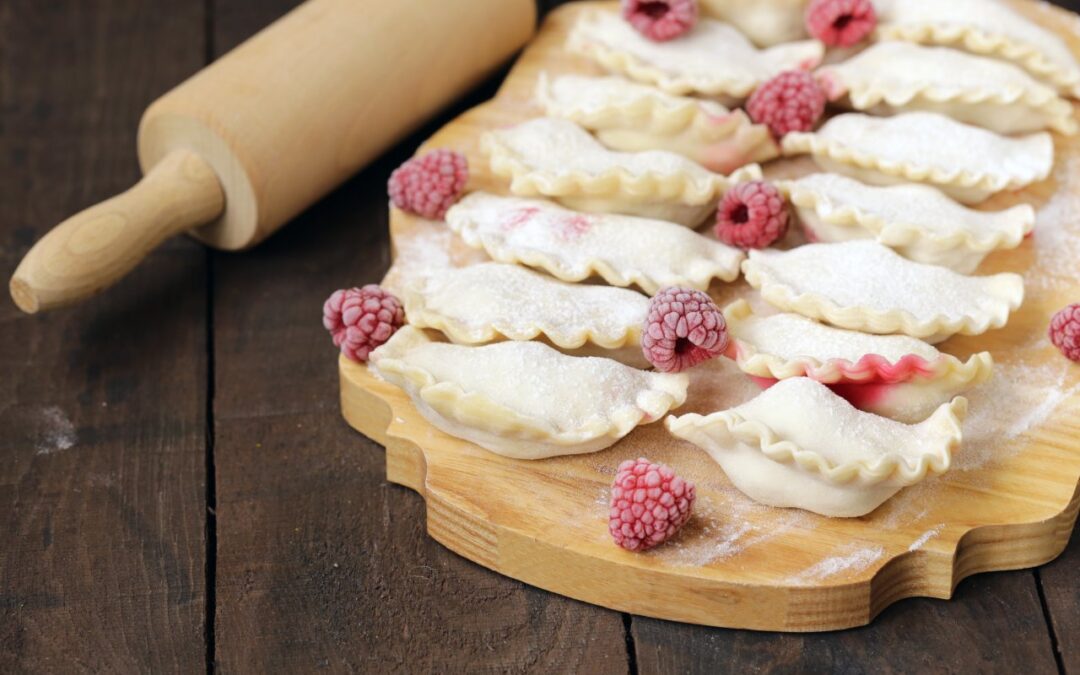 Domowe pierogi z dzieckiem. Jak przygotować ciasto, farsz i stanowisko do wspólnej pracy?