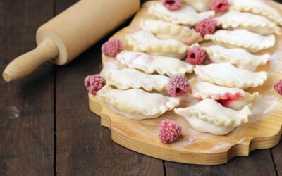 Domowe pierogi z dzieckiem. Jak przygotować ciasto, farsz i stanowisko do wspólnej pracy?