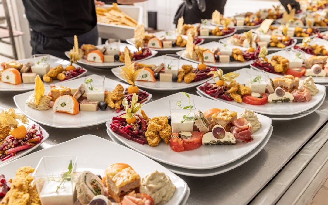 Catering na spotkanie firmowe. Jak dobrać potrawy do pory dnia i charakteru wydarzenia?